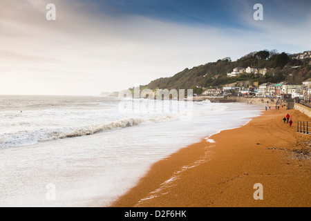 Les gens marchent le long de la plage de sable doré de la plage de Ventnor, île de Wight, en Angleterre. La ville côtière est une destination populaire. Banque D'Images