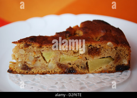 Libre d'une tranche d'une tarte aux pommes sur fond orange blanc plat et peu profond, l'accent Banque D'Images