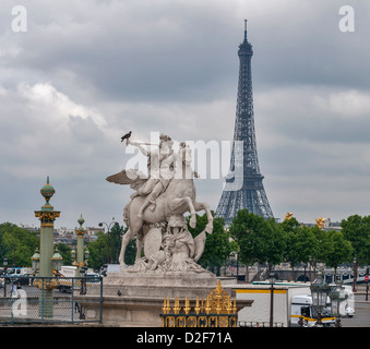 La sculpture, l'obélisque, de la Tour Eiffel et du Jardin des Tuileries à Paris, France Banque D'Images