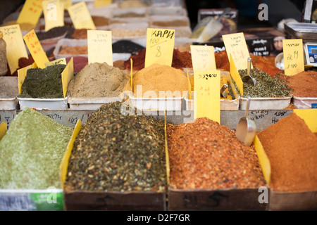 Sélection d'épices et d'herbes séchées en vente sur un étal du marché marché à Tel Aviv, Israël. Banque D'Images