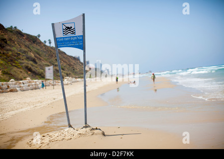Un panneau d'avertissement d'interdiction de baignade sur une plage de la mer Méditerranée en Israël. Banque D'Images