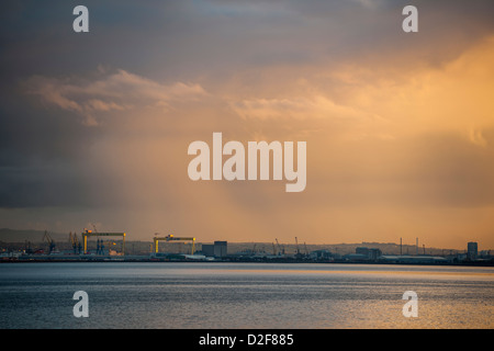 Port de Belfast au coucher du soleil avec les montagnes de Mourne en arrière-plan Banque D'Images