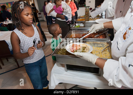 Detroit, Michigan - un repas est servi aux résidents d'un logement de l'Armée du Salut pour les femmes sans abri et les enfants. Banque D'Images