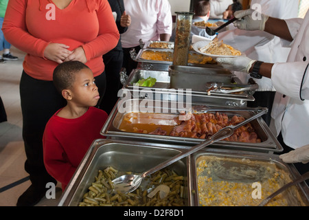 Detroit, Michigan - un repas est servi aux résidents d'un logement de l'Armée du Salut pour les femmes sans abri et les enfants. Banque D'Images