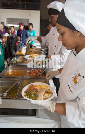 Detroit, Michigan - un repas est servi aux résidents d'un logement de l'Armée du Salut pour les femmes sans abri et les enfants. Banque D'Images