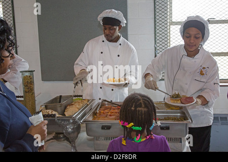 Detroit, Michigan - un repas est servi aux résidents d'un logement de l'Armée du Salut pour les femmes sans abri et les enfants. Banque D'Images