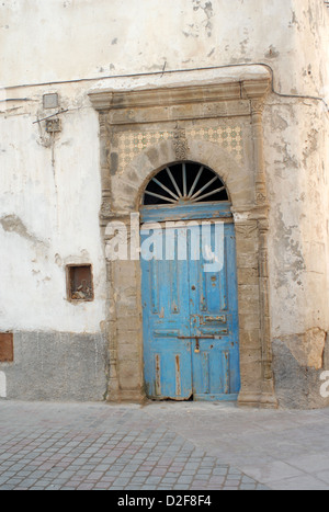 Météo vieux porte-battues dans la médina d'essaouira maroc Banque D'Images