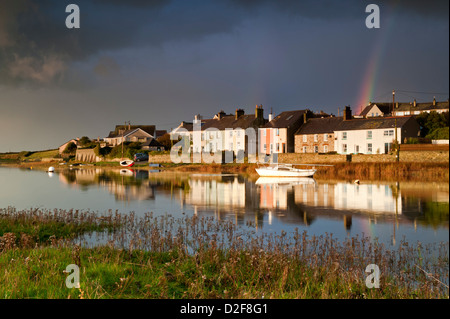 Les nuages de tempête et arc-en-ciel au-dessus d'Afon Ffraw & Riverside Cottages, Aberffraw, Anglesey, au nord du Pays de Galles, Royaume-Uni Banque D'Images