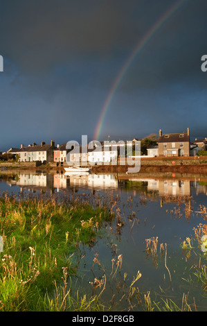 Les nuages de tempête et arc-en-ciel au-dessus d'Afon Ffraw & Riverside Cottages, Aberffraw, Anglesey, au nord du Pays de Galles, Royaume-Uni Banque D'Images