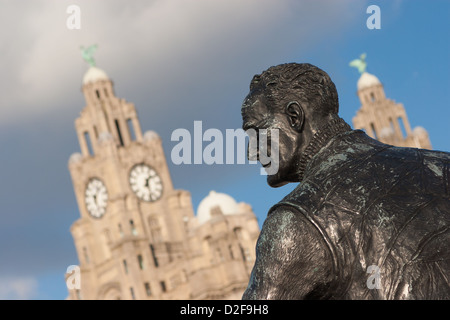 Statue de John Walker au Capitaine Frédéric Pier Head à Liverpool avec le Royal Liver Building derrière Banque D'Images