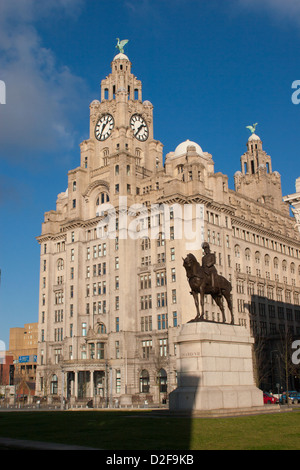 Genre Edward VII monument situé à l'extérieur de l'Édifice Royal Liver à Pier Head, Liverpool. Banque D'Images