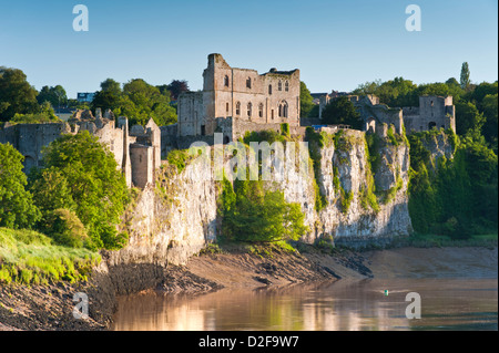 Le Château de Chepstow et la rivière Wye, Chepstow, Monmouthshire, South Wales, UK Banque D'Images