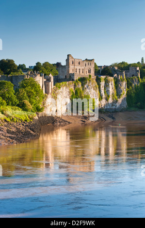 Le Château de Chepstow et la rivière Wye, Chepstow, Monmouthshire, South Wales, UK Banque D'Images