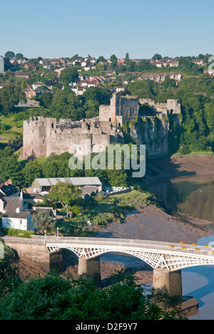 Le Château de Chepstow, la rivière Wye et Wye Bridge, Chepstow, Monmouthshire, South Wales, UK Banque D'Images