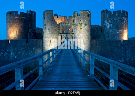 Château de Caerphilly la nuit, Caerphilly, South Wales, UK Banque D'Images