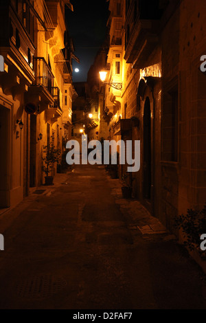 Les petites rues de Vittoriosa, Malte la nuit Banque D'Images