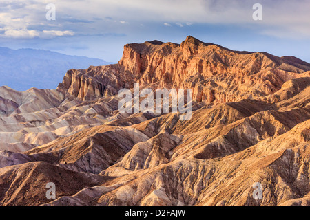 Les crêtes des montagnes érodées à Zabriskie Point, Death Valley National Park, California, USA Banque D'Images