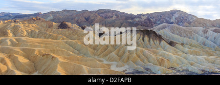 Les crêtes des montagnes érodées à Zabriskie Point, Death Valley National Park, California, USA Banque D'Images