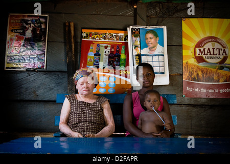 Portrait of elderly woman albinos, sa petite-fille et grande petite-fille. Banque D'Images