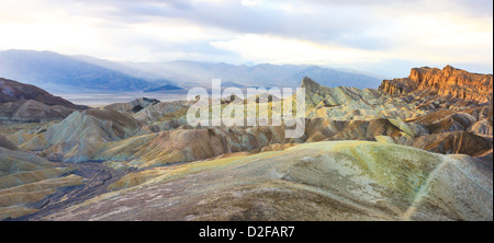 Les crêtes des montagnes érodées à Zabriskie Point, Death Valley National Park, California, USA Banque D'Images