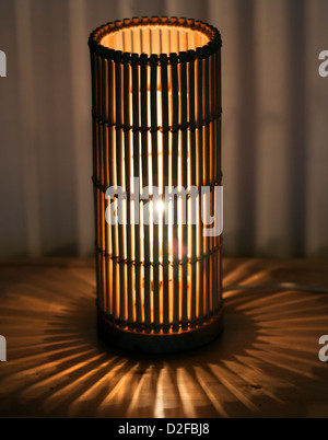 Allumé une lampe de table avec des motifs réfléchissants Banque D'Images