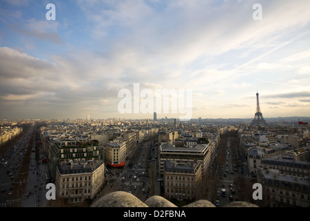 Une vue panoramique à couper le souffle sur Paris, avec la Tour Eiffel et le paysage urbain tentaculaire sous un ciel dynamique, vu de l'Arc de Triomphe Banque D'Images