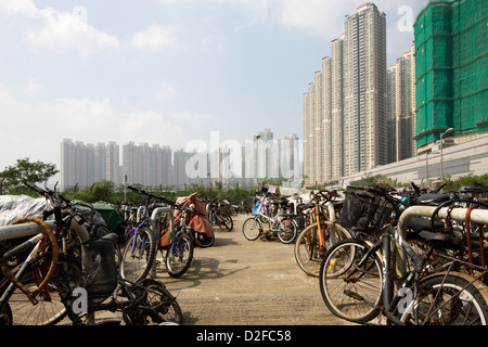 Hong Kong, Chine, Wohntuerme et des vélos stationnés à Hong Kong Kowloon Banque D'Images