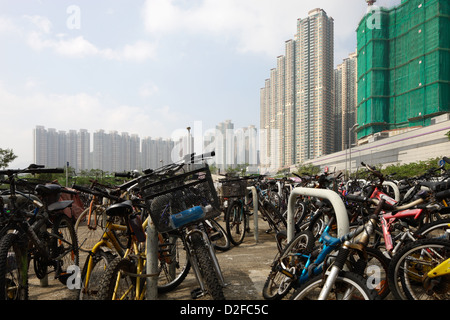 Hong Kong, Chine, Wohntuerme et des vélos stationnés à Hong Kong Kowloon Banque D'Images