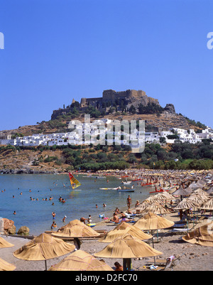 Plage principale à Lindos, Rhodes (Rhodes), du Dodécanèse, sud de la mer Egée, Grèce Banque D'Images