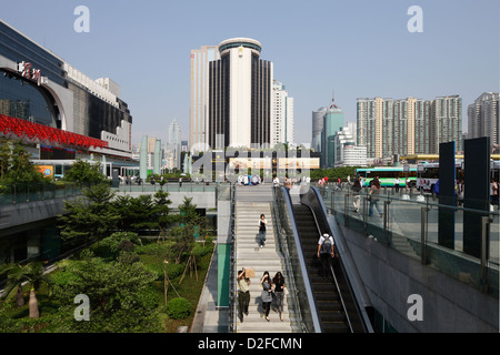 Shenzhen, Chine, petit parc sur le parvis d'Bahnhofsgebaeudes Banque D'Images