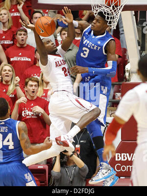 22 janvier 2013 - Tuscaloosa, AL, USA - Kentucky Wildcats avant Nerlens Noel (3) bloque le tir de l'Alabama Crimson Tide de l'avant Devonta Pollard (24), UK joué Alabama le mardi 22 janvier, 2013 à Tuscaloosa, AL. Photo par Mark Cornelison | Personnel (crédit Image : © Lexington Herald-Leader/ZUMAPRESS.com) Banque D'Images