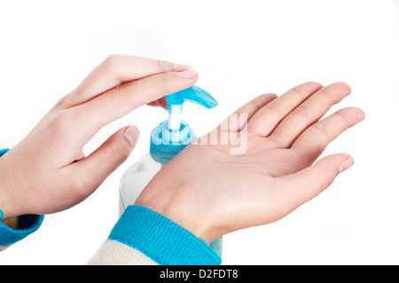 Close-up woman's hand en utilisant un désinfectant pour les mains Banque D'Images