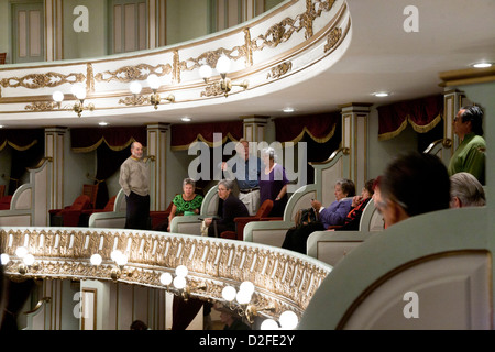 Réseau des expatriés américains d'âge moyen en boîtes de Teatro Macedonio Alcala magnifiquement restauré pour Metropolitan Opera samedi en simultané Banque D'Images