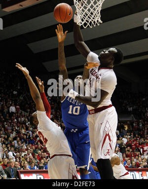22 janvier 2013 - Tuscaloosa, AL, USA - Alabama Crimson Tide center Moussa Gueye (14) a bloqué le coup du Kentucky Wildcats guard archie Goodwin (10) comme l'Alabama beat Kentucky 59-55 le mardi 22 janvier, 2013 à Tuscaloosa, AL. Photo par Mark Cornelison | Personnel (crédit Image : © Lexington Herald-Leader/ZUMAPRESS.com) Banque D'Images