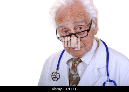 Vous mature doctor portant un sarrau blanc et verres Banque D'Images