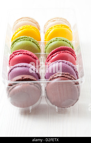 Assortiment de macarons colorés dans le bac sur fond clair Banque D'Images