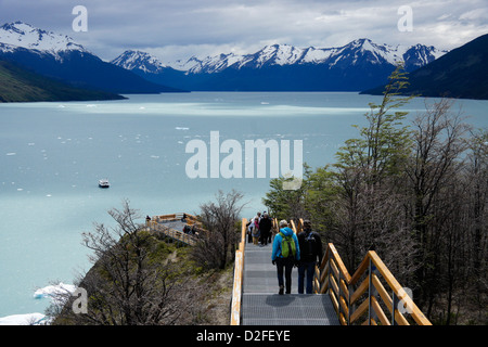 Promenade à Perito Moreno Glacier, donnant sur canal de los Tempanos, Parc National Los Glaciares, Patagonie, Argentine Banque D'Images