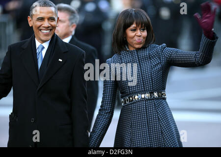 Le 23 janvier 2013 - Washington, District of Columbia, États-Unis - Le président des États-Unis Barack Obama et Michelle Obama vague aux spectateurs que la parade d'inauguration présidentielle sillonne la capitale du pays, le 21 janvier 2013 à Washington, DC. Barack Obama a été réélu pour un deuxième mandat comme président des États-Unis. (Crédit Image : © Chip Somodevilla/Piscine/cnp/Prensa Internacional/ZUMAPRESS.com) Banque D'Images