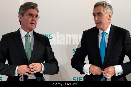 Directeur financier de Seimens Joe Kaeser (L) et directeur général de Siemens Peter Loescher stand lors d'une conférence de presse avant le début d'une réunion des actionnaires à Munich, Allemagne, 23 janvier 2013. Photo : PETER KNEFFEL/Alamy live news. Banque D'Images