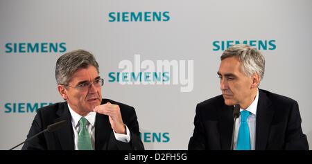 Directeur financier de Seimens Joe Kaeser (L) et directeur général de Siemens Peter Loescher stand lors d'une conférence de presse avant le début d'une réunion des actionnaires à Munich, Allemagne, 23 janvier 2013. Photo : PETER KNEFFEL/Alamy live news. Banque D'Images