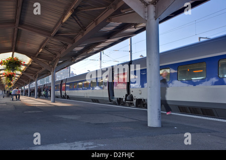Un TGV à la gare de Nantes attend en France. Banque D'Images