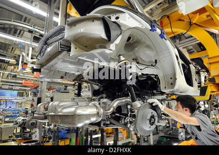 Un travailleur de Porsche AG travaille à la chaîne de montage du modèle Porsche 911 dans l'usine Porsche de Zuffenhausen à Stuttgart mardi, le 24 janvier en 2012. La soi-disant "mariage" a lieu, où le moteur, le châssis et l'unité de vitesse sont connectés avec la carrosserie du véhicule. Photo : Uli Deck dpa Banque D'Images