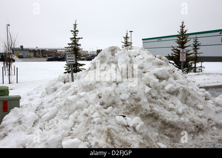 Gros tas de neige pour collection effacée de rues résidentielles Saskatoon Saskatchewan Canada Banque D'Images