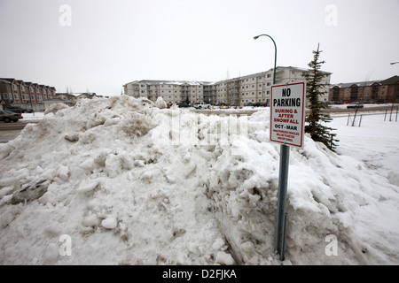 Gros tas de neige pour collection effacée de rues résidentielles Saskatoon Saskatchewan Canada Banque D'Images