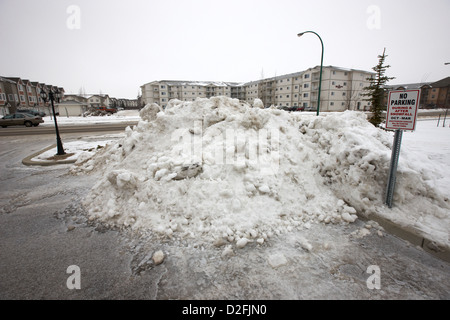 Gros tas de neige pour collection effacée de rues résidentielles Saskatoon Saskatchewan Canada Banque D'Images