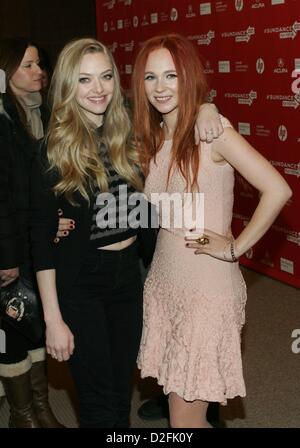 Amanda Seyfried, Juno Temple à arrivées de Lovelace en première mondiale au Festival du Film de Sundance 2013, Théâtre Eccles, Park City, UT 22 Janvier, 2013. Photo par : James Atoa/Everett Collection/Alamy live news. Banque D'Images