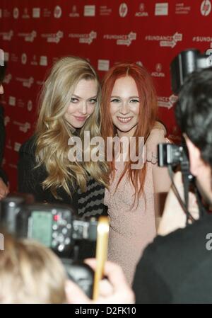 Amanda Seyfried, Juno Temple à arrivées de Lovelace en première mondiale au Festival du Film de Sundance 2013, Théâtre Eccles, Park City, UT 22 Janvier, 2013. Photo par : James Atoa/Everett Collection/Alamy live news. Banque D'Images