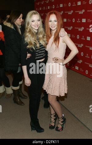 Amanda Seyfried, Juno Temple à arrivées de Lovelace en première mondiale au Festival du Film de Sundance 2013, Théâtre Eccles, Park City, UT 22 Janvier, 2013. Photo par : James Atoa/Everett Collection/Alamy live news. Banque D'Images