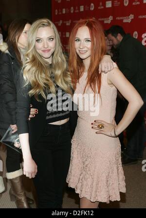 Amanda Seyfried, Juno Temple à arrivées de Lovelace en première mondiale au Festival du Film de Sundance 2013, Théâtre Eccles, Park City, UT 22 Janvier, 2013. Photo par : James Atoa/Everett Collection/Alamy live news. Banque D'Images