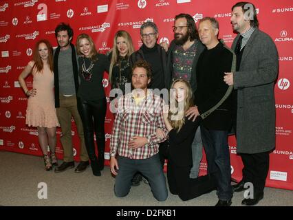 Temple de Junon, Adam Brody, Laura Rister, Heidi Jo Markel, Rob Epstein, Jeffrey Friedman, Peter Sarsgaard, Jim Young, Brian Gattas (à genoux), Amanda Seyfried aux arrivées de Lovelace en première mondiale au Festival du Film de Sundance 2013, Théâtre Eccles, Park City, UT 22 Janvier, 2013. Photo par : James Atoa/Everett Collection/Alamy live news. Banque D'Images